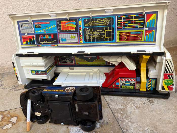 Rare Daiya Porsche 917 Japan tin car + super trailer mechanic garage vintage toy TLC