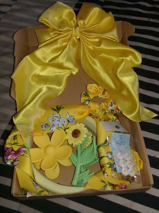 Yellow Themed Hair Accessories ( 6 Pieces ) Only been worn once (Second-hand)
