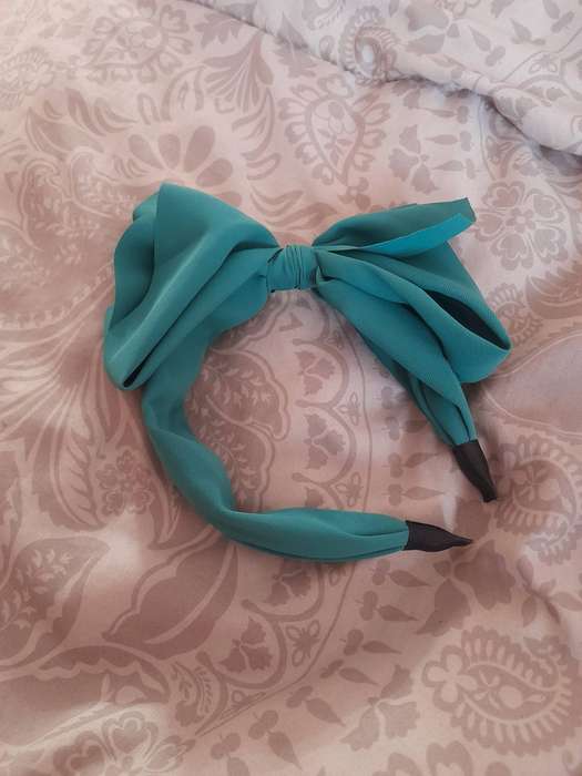 Green Bow Aliceband / Headband. Second-hand. Only been worn once