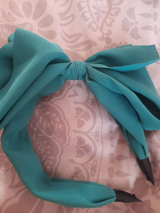Green Bow Aliceband / Headband. Second-hand. Only been worn once