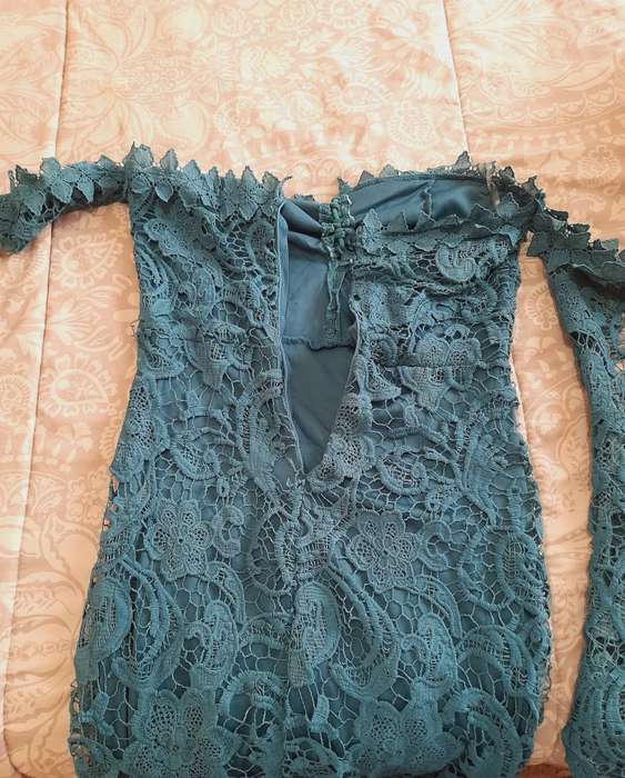 Off the shoulder green lace dress ( Second-hand ) Only been worn once