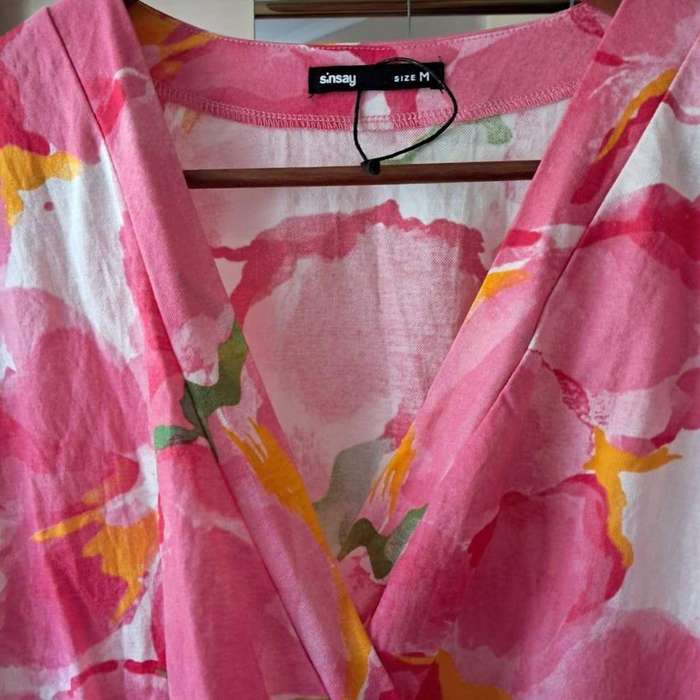 Womens Pink Floral Dress With Belt ( Brand New ) hasn't been worn