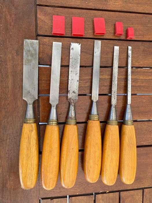 6 Footprint Sheffield Chisels. Sharp. 25,19,16,12,10 and 6mm.