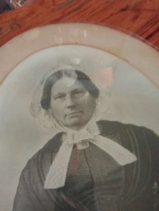ANTIQUE 1920 POTO WITH GLASS