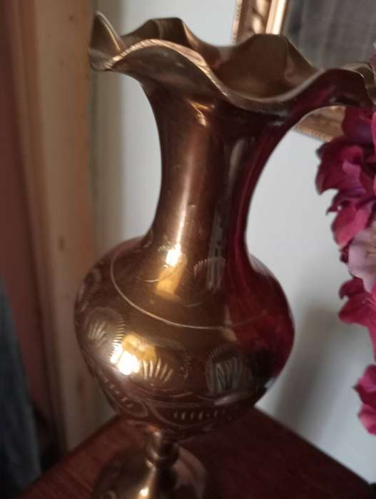 VINTAGE 23CM BRASS VASE