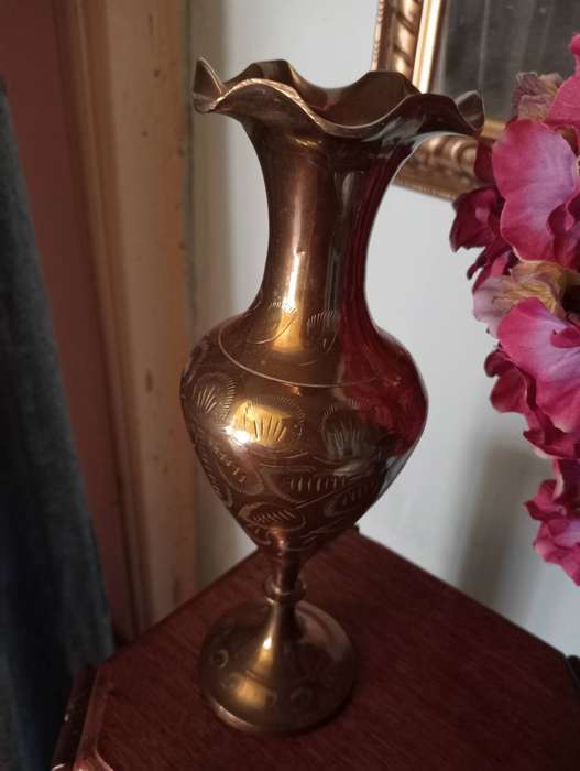 VINTAGE 23CM BRASS VASE