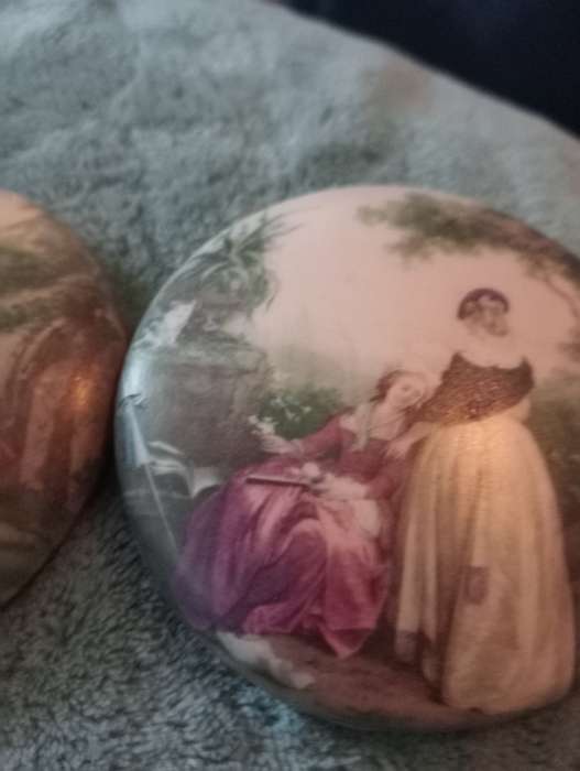 2 SMALL ANTIQUE PLASTER DECORATIONS