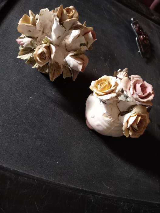 2 VINTAGE SMALL PORCELAIN FLOWER DECORATION