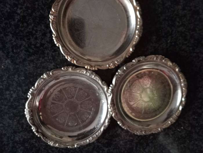 3 SMALL PLATED PLATES