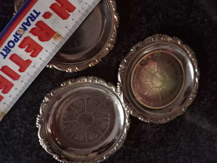 3 SMALL PLATED PLATES