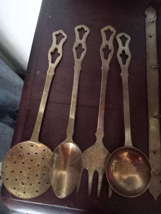 4 LONG VINTAGE BRASS UTENSILLS WITH WALL HANGER
