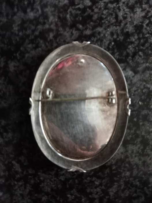 925 STERLING SIVER BROOCH WITH SILVER ARROUND