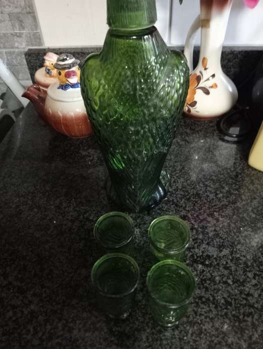 VINTAGE AMERICAN EAGLE DECANTER SET WITH 4 SHOT GLASSES