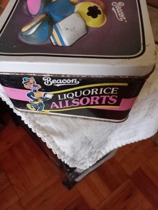 VINTAGE COLLECTABLE LIQUIRICE TIN
