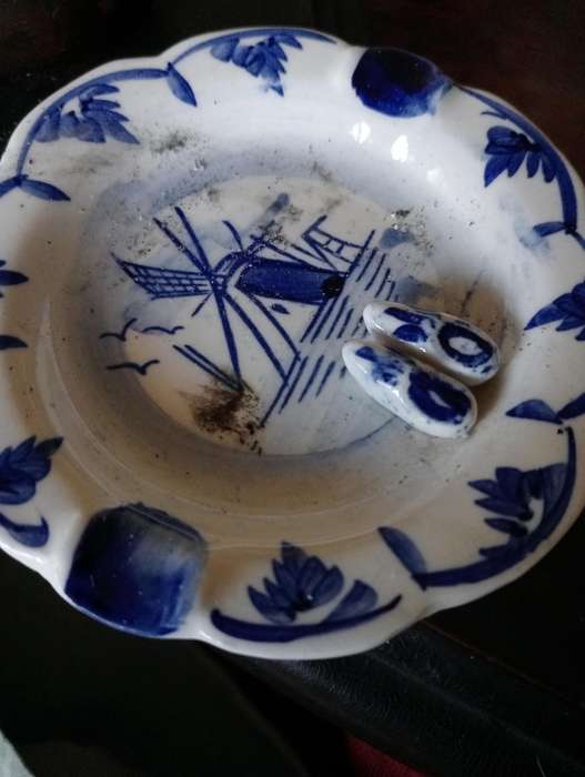 VINTAGE BLUE AND WHITE ASHTRAY