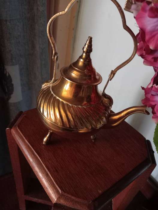 VINTAGE BRASS TEAPOT 3 FEET