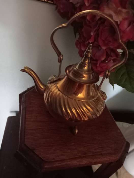 VINTAGE BRASS TEAPOT 3 FEET
