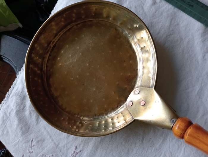VINTAGE BRASS WALL HANGING PAN