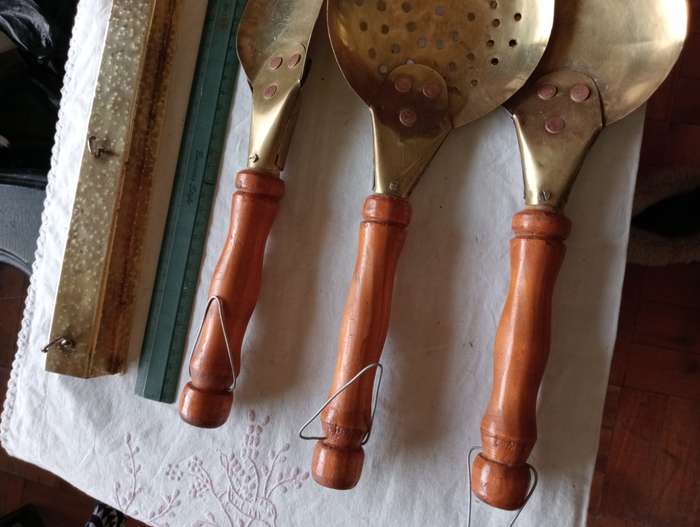 VINTAGE BRASS WALLHANGING UTENSILS