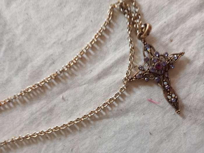 VINTAGE COSTUME JEWELRY CHAIN WITH CROSS WITH PURPLE STONES