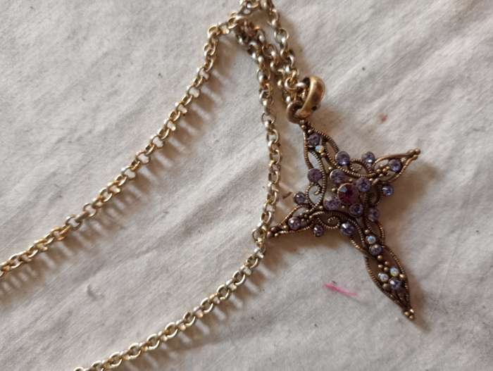 VINTAGE COSTUME JEWELRY CHAIN WITH CROSS WITH PURPLE STONES