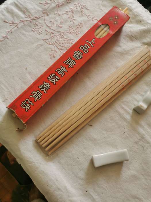 VINTAGE RICE STICKS AND 2 SPOON REST