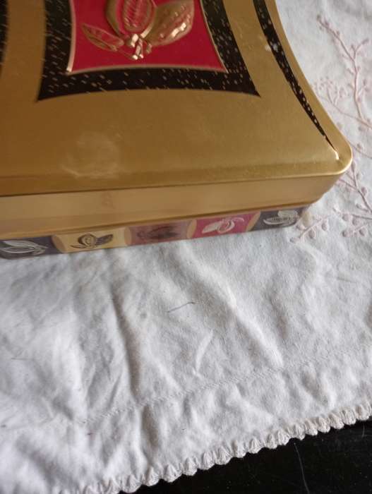 VINTAGE COLLECTABLE TIN