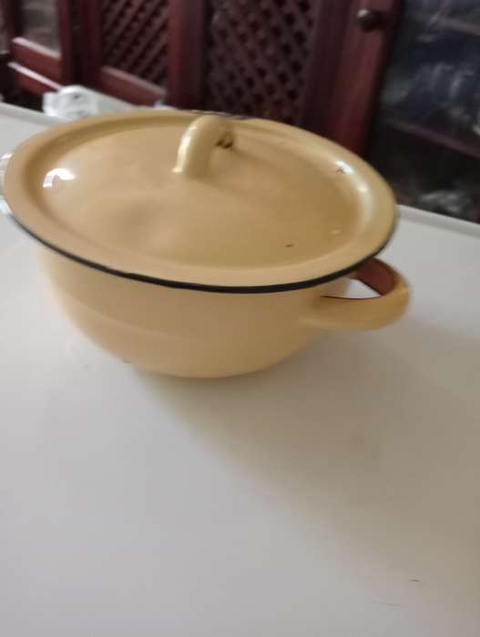 VINTAGE ENAMEL BOWL WITH LID