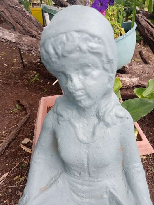 VINTAGE GARDEN GIRL STATUE