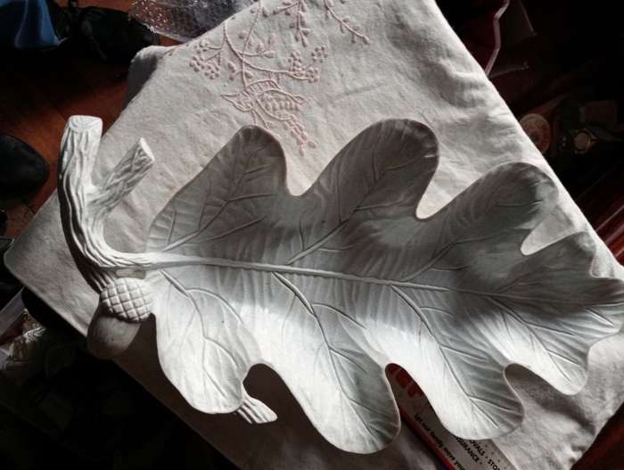 VINTAGE HARDPLASTIC LEAF BOWL