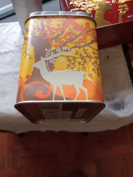VINTAGE LIPTONS TEA TIN