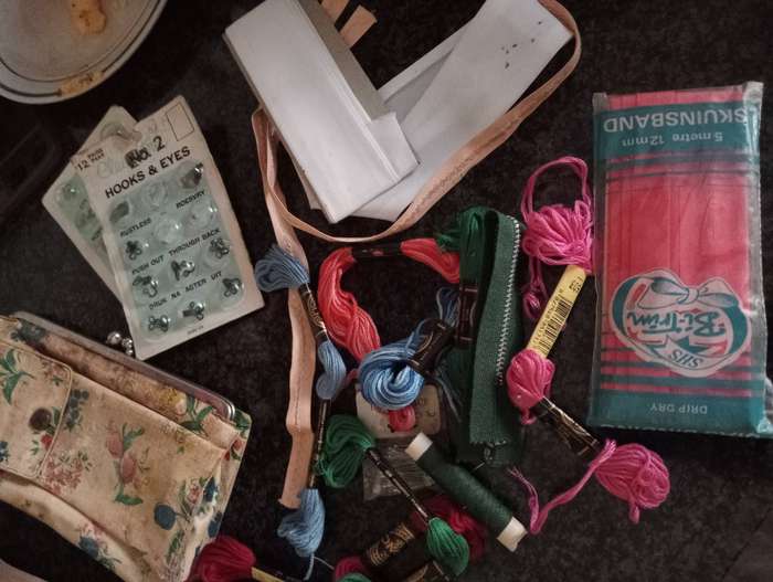 VINTAGE LOT NEEDLEWORK CRAFTING EXCESSORIES