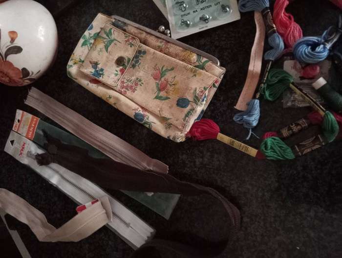 VINTAGE LOT NEEDLEWORK CRAFTING EXCESSORIES