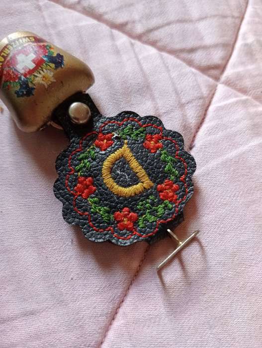 VINTAGE MINIATURE SWITSERLAND BRASS COW BELL LETTER D METAL FLORAL EMBROIDED LEATHER KEYCHAIN