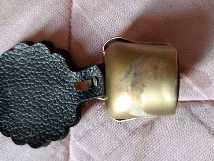 VINTAGE MINIATURE SWITSERLAND BRASS COW BELL LETTER D METAL FLORAL EMBROIDED LEATHER KEYCHAIN