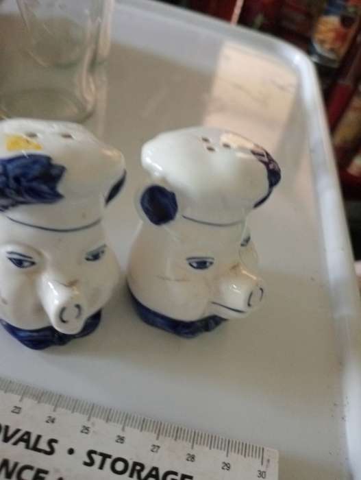 VINTAGE PIG PORCELAIN SALT AND PEPPER SET
