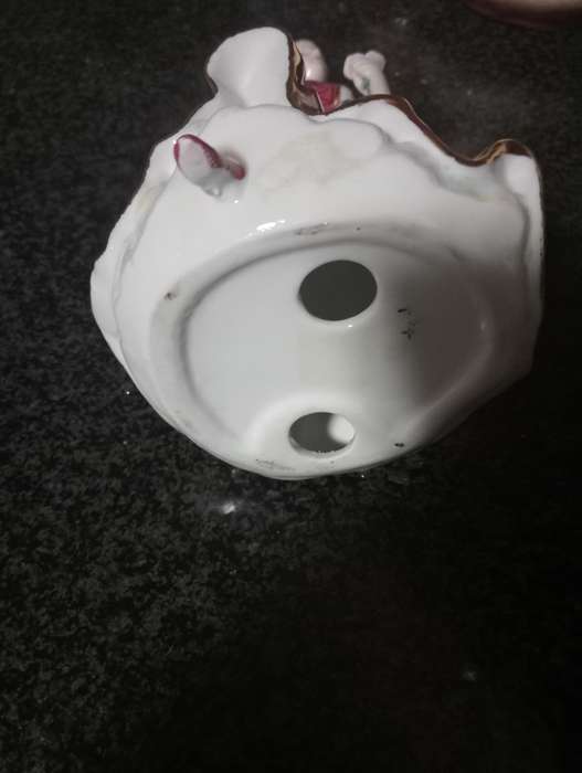 VINTAGE PORCELAIN FUGURINE