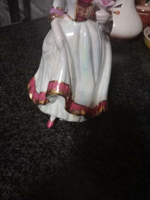 VINTAGE PORCELAIN FUGURINE