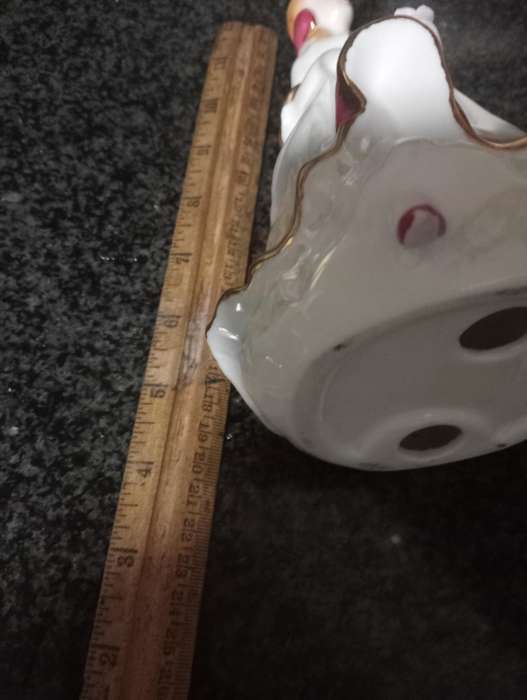 VINTAGE PORCELAIN FUGURINE