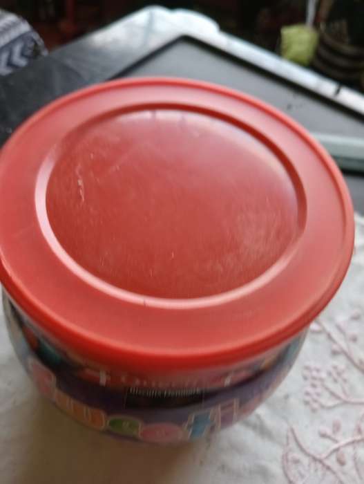 VINTAGE QUEENS COOKIE TIN