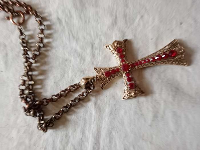 VINTAGE COSTUME CHAIN WITH RED STONES IN CROSS