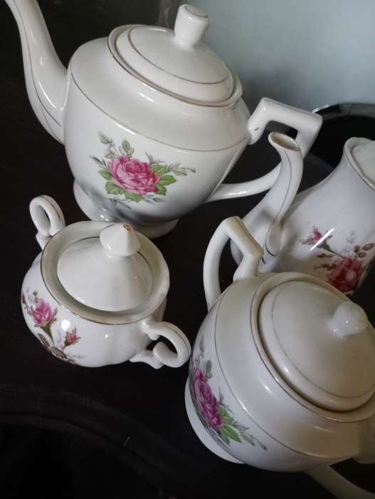 VINTAGE 19 PIECE ROYAL AVON PORCELAIN TEASET