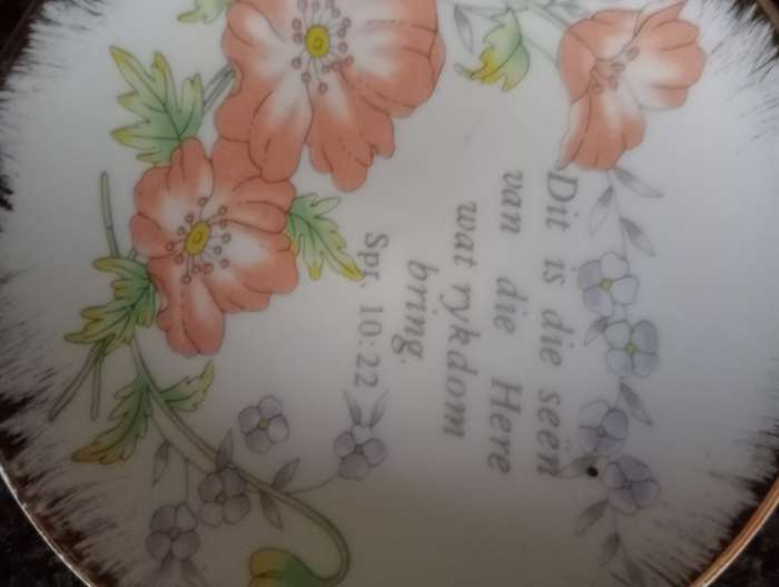 VINTAGE SMALL COLLECTABLE PLATE ON STAND
