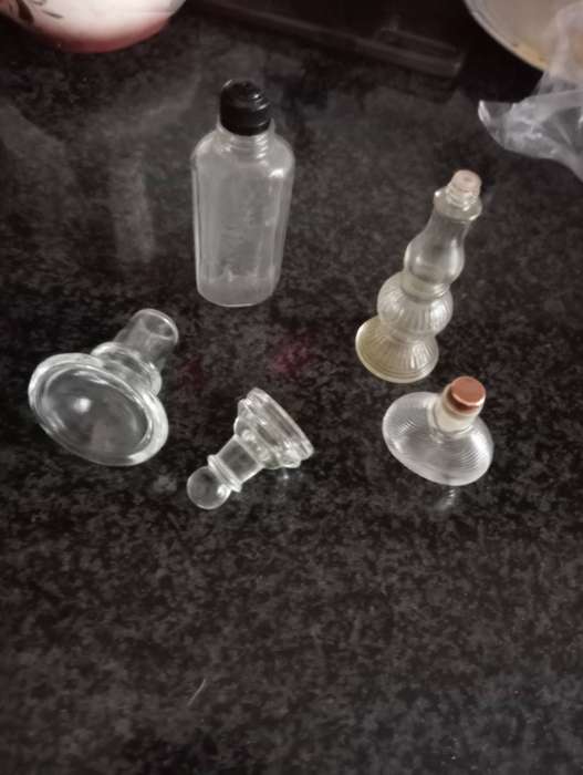 SMALL VINTAGE PERFUME BOTTLES AND LIDS