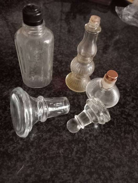 SMALL VINTAGE PERFUME BOTTLES AND LIDS