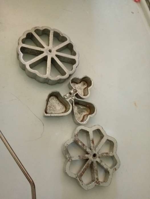 VINTAGE SNACKLE IRON SET 2