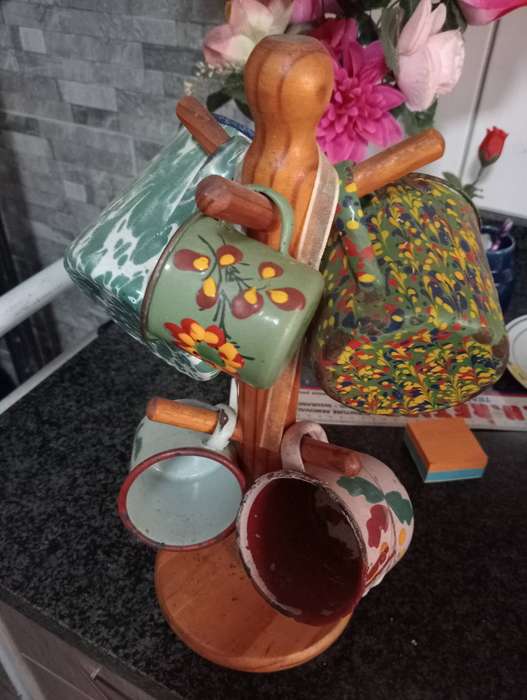 VINTAGE WOODEN STAND ENAMEL MUGS