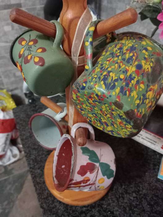 VINTAGE WOODEN STAND ENAMEL MUGS
