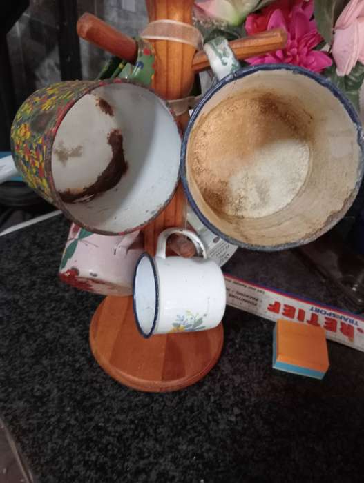 VINTAGE WOODEN STAND ENAMEL MUGS