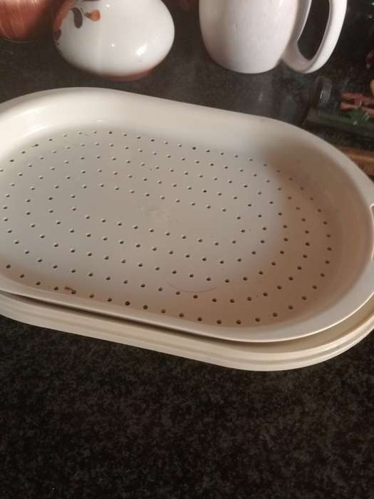 TUPPERWARE  OVAL 4 PIECE SET INCLUDES STRAINER
